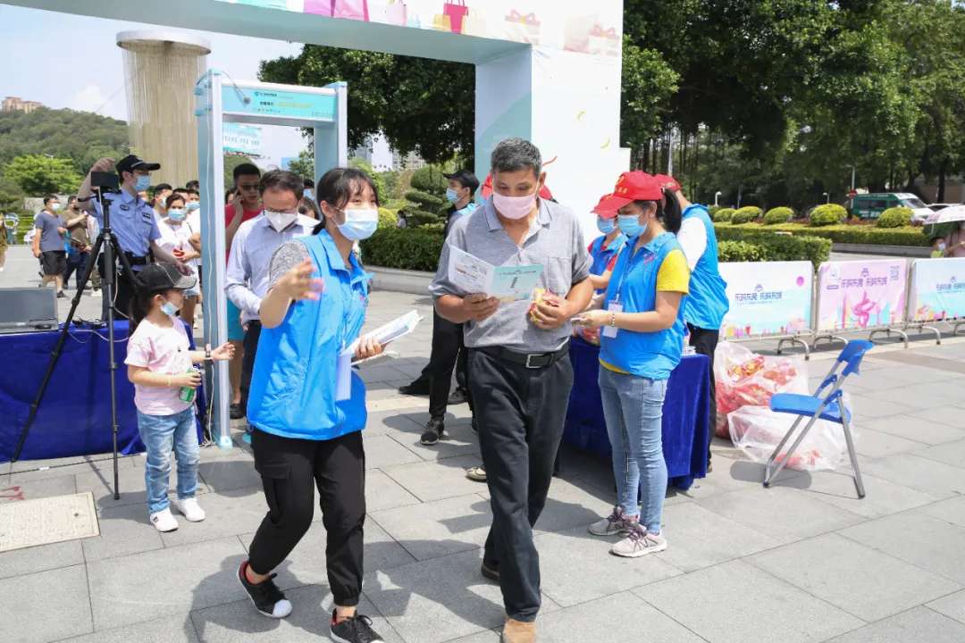 乐购东莞会场采用YP街机电子测温安检门