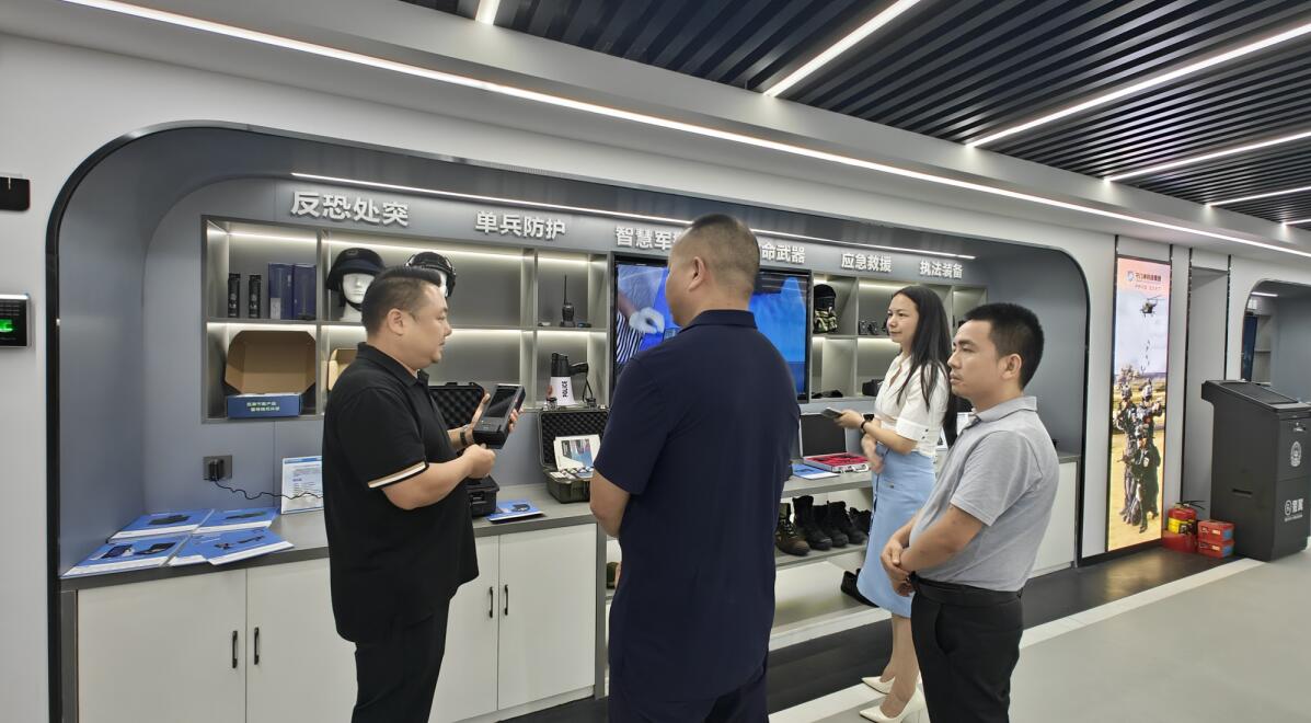 中国航天科学与工程研究院万吾录执行院长莅临YP街机电子科技集团参观指导